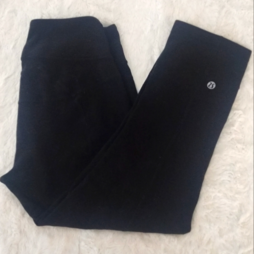 Black size 6 cropped Lululemon leggings
